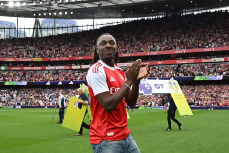 eze-khien-dan-sao-arsenal-chet-lang-tren-san